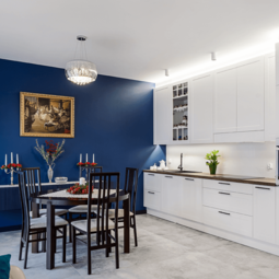 Niebieska ściana w białej kuchni